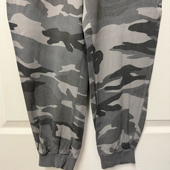 Splendid Women’s Camouflage Jogger Pants Size M - Picture 3 of 11